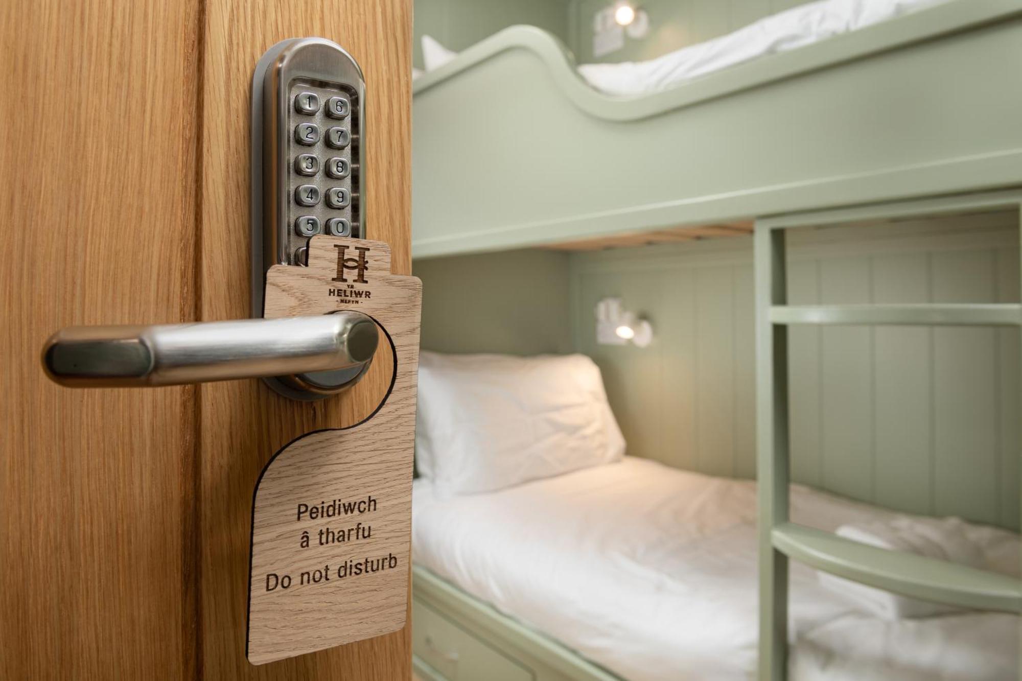 Tafarn Yr Heliwr Hostel Nefyn Kültér fotó
